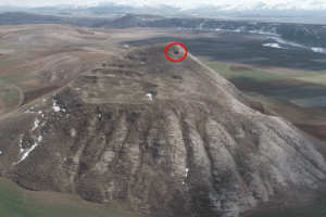 Sivas'ta inanılmaz tepe! Deliğin içinde bir tünel var ve...