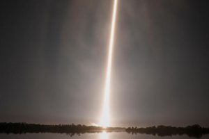 Space X insanlı uzay aracı demo uçuşu yaptı