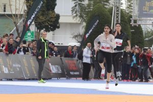Antalya'da kadınlar, 'yüksek topuk'ladı