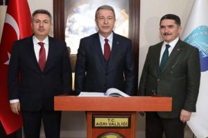 Bakan Akar Ağrı'ya gitti