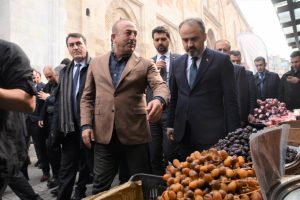 Dışişleri Bakanı Çavuşoğlu Bursa'da Tarihi Kapalı Çarşıyı gezdi