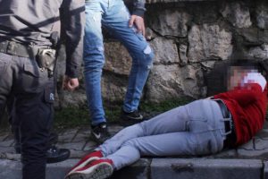 O balkondan atladı, arkadaşları komada...