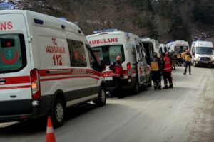 Akılalmaz kaza! 12 kişi yaralı, 7'si kurtarmak isterken oldu