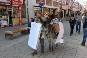 Eşeğe akü ve siren takıp eylem yaptı