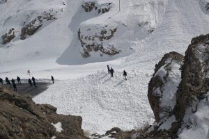 Van-Çatak karayoluna çığ düştü