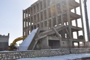 İntihar girişimlerinin adresi olan bina yıkıldı