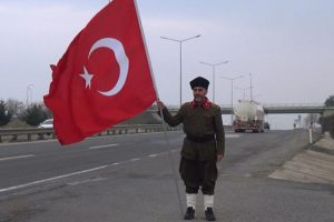 Tek başına Çanakkale'ye yürüyor...