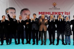 Dündar: Onlar salonlardan çıkmadılar, bizler meydanlardayız