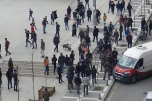 Tartışma, kavgaya dönüştü! Tekme tokat birbirlerine girdiler