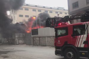 Ahşap baraka alev alev yandı
