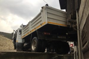 Kamyon yol kenarındaki eve çarptı
