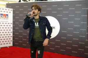 Şarkıcı Çağatay Akman Bursa'da imza günü düzenledi