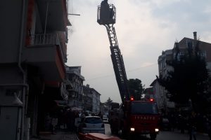 Dumanların sardığı binada mahsur kaldılar!