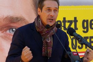 ''Vatandaşlar siyasetçilere küfür edebilir''
