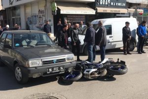 Bursa'da motosiklet ile resmi plakalı otomobil çarpıştı, bir kişi yaralandı