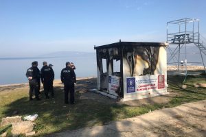 Bursa İznik Gölü kenarındaki cankurtaran kulübesi yakıldı