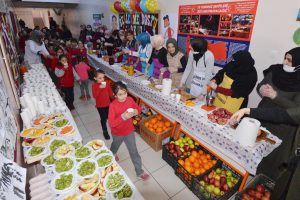 Öğrenciler 400 kilo meyveyi 1 saatte tükettiler