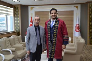 Milli güreşçi akademik cübbesini giydi