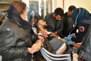 Oğlu bıçaklı saldırıda yaralanan anne: Yavrum ne olur gözünü aç