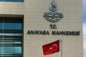 AYM'den slogan kararı: Kalıplaşmış sloganlar hakaret değil