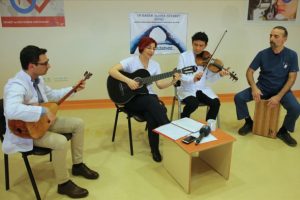 Sağlıkçılar iş stresini kurdukları müzik grubuyla atıyor
