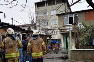 Sultanbeyli'de 2 katlı binada yangın