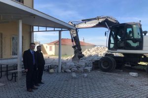 Bursa'da demirleri çürüyen caminin minaresi yıkıldı