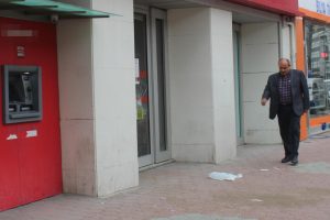 Taşla banka şubesinin cam kapısını kırıp kaçtı