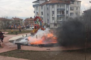 Çocuk parkında korkutan yangın