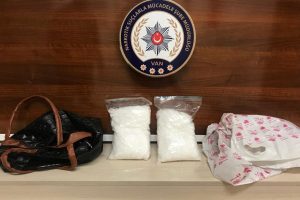 El çantasından uyuşturucu çıktı