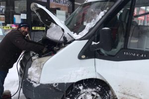 Kar yağışı etkili oldu, araçlar yolda kaldı