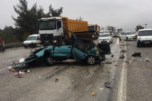 Paramparça olan otomobilden sağ çıktı