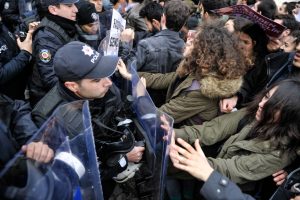 Eylem yapan gruba polis müdahalesi