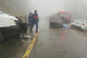 Öğrenci servisi ile otomobil çarpıştı: 2 ölü, 4 yaralı