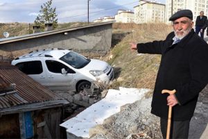Araç evin bahçesine uçtu, sürücü bulunamıyor!