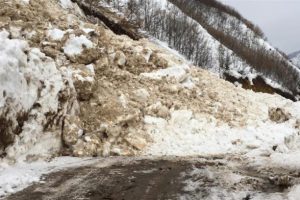 Çığ düştü! Kara yolu ulaşıma kapandı