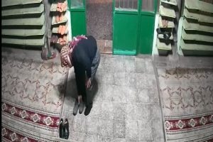Tek tek denedi, ayağına uygun olanları çaldı