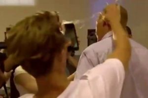 Skandal sözleri söyleyen sağcı senatöre yumurtalı saldırı