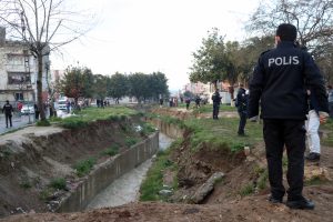 Kardeşini kurtarmak için arkasından atladı!