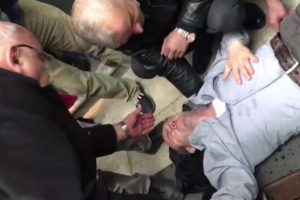 Bayılan vatandaşa ilk müdahale doktor vekilden