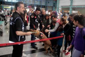 Bursa'da kitap fuarında narkotik standı