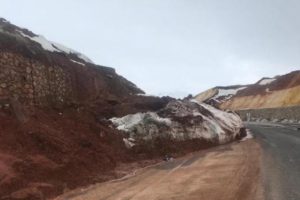 Bingöl-Karlıova karayolunda heyelan