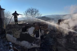 Yangın evi ve otomobili kül etti