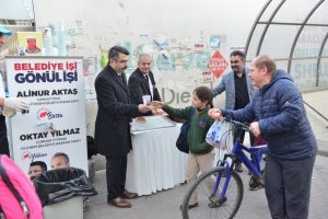Bursa'da Oktay Yılmaz ve Ali Erbay'dan sıcak çorba ikramı
