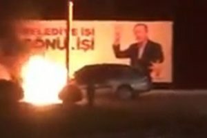 Seyir halindeki arabanın yanma anı kameralara yansıdı