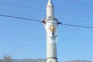 AK Partili Özmen: Bayrağı delinin biri gece yarısı minareye asmış