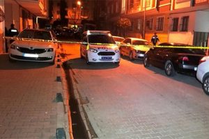Gece yarısı korku dolu anlar! Apartman önünde...