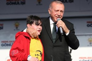 Cumhurbaşkanı Erdoğan sahneye çağırmıştı! 14 yaşındaki Emirhan o anları anlattı