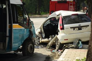 Yolcu minibüsü otomobile çarptı: Ölü ve yaralılar var