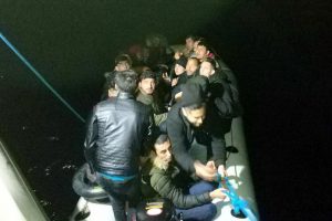 Kaçaklar sahil güvenlik helikopteriyle belirlenip yakalandı